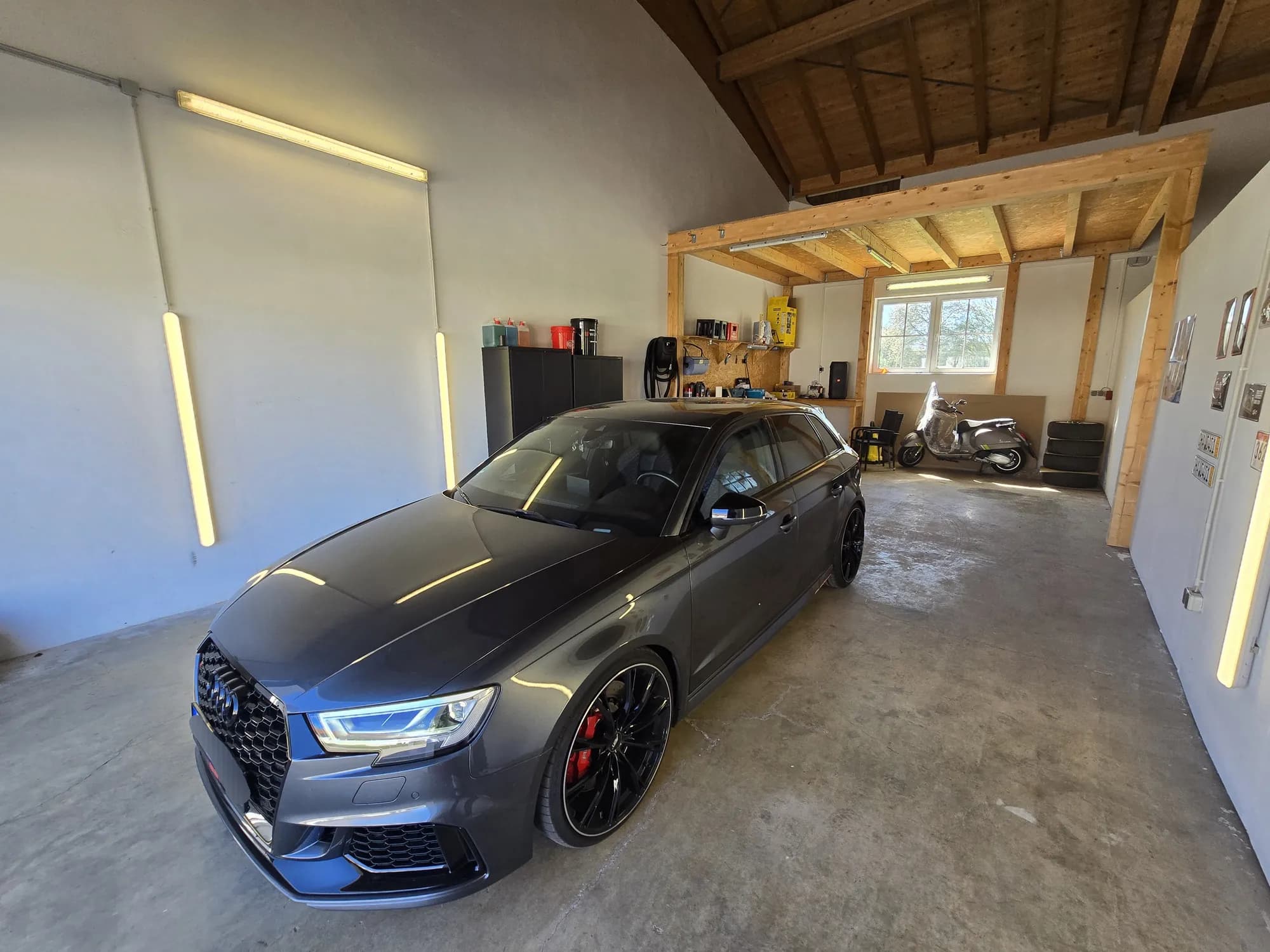 Audi RS3 Sportback mit schwarzen Felgen im Detailing-Atelier Steinegger Grafing